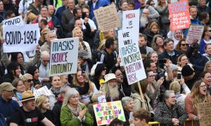 اعتراض هزاران انگلیسی‌ به محدودیت‌های قرنطینه