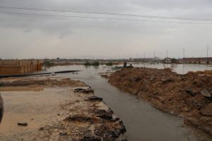 تخلیه آب از مناطق مختلف شهر بندر امام با همه ظرفیت در حال انجام است