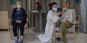 بعد از دریافت واکسن فایزر؛ ابتلای همه ساکنان یک خانه سالمندان در اسپانیا؛ ۷ نفر مُردند