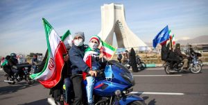 فجر ۴۲| الجزیره: برای اولین بار میدان آزادی تهران به جای انبوه جمعیت با خودروها و موتورسیکلت‌ها پر شد