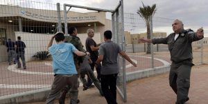 خبرنگار اسرائیلی: حماس ۷۵% از ساکنان اسرائیل را مجبور کرد به پناهگاه‌ها بروند