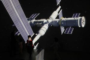چین سه فضانورد را به ایستگاه فضایی خود اعزام می‌کند