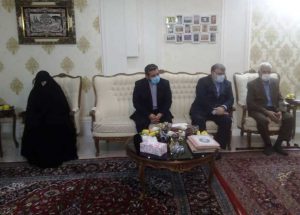 وزیر فرهنگ و ارشاد با خانواده یک شهید مشهدی دیدار کرد