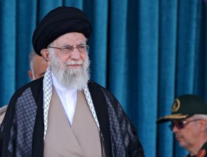 عکس نوشت / امام خامنه‌ای: دعوا بر سر حجاب نیست